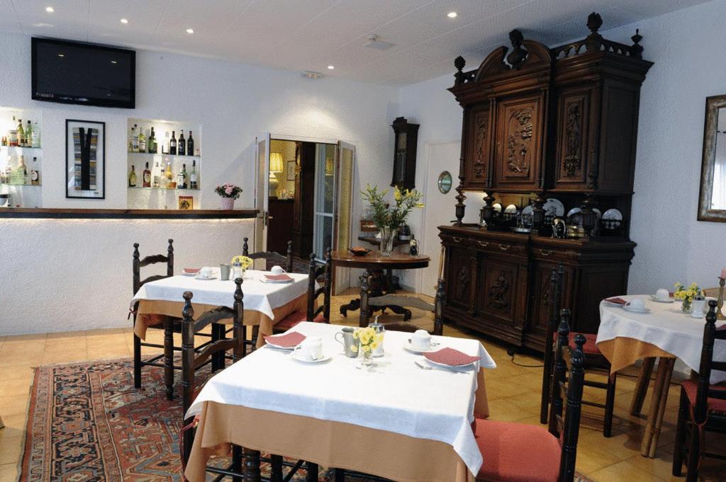 Hostal Residencia Catalina ปาลามอส ภายนอก รูปภาพ