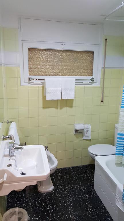 Hostal Residencia Catalina ปาลามอส ภายนอก รูปภาพ