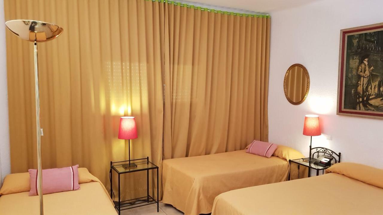 Hostal Residencia Catalina ปาลามอส ภายนอก รูปภาพ