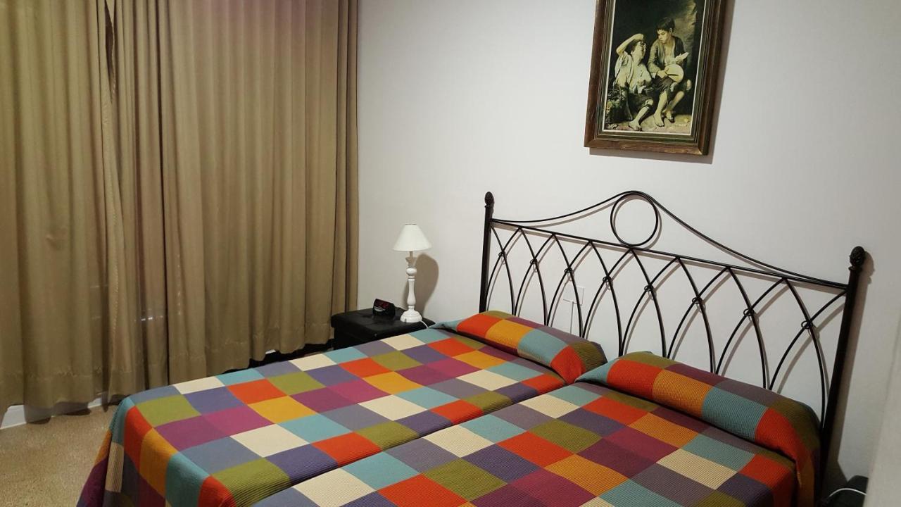 Hostal Residencia Catalina ปาลามอส ภายนอก รูปภาพ