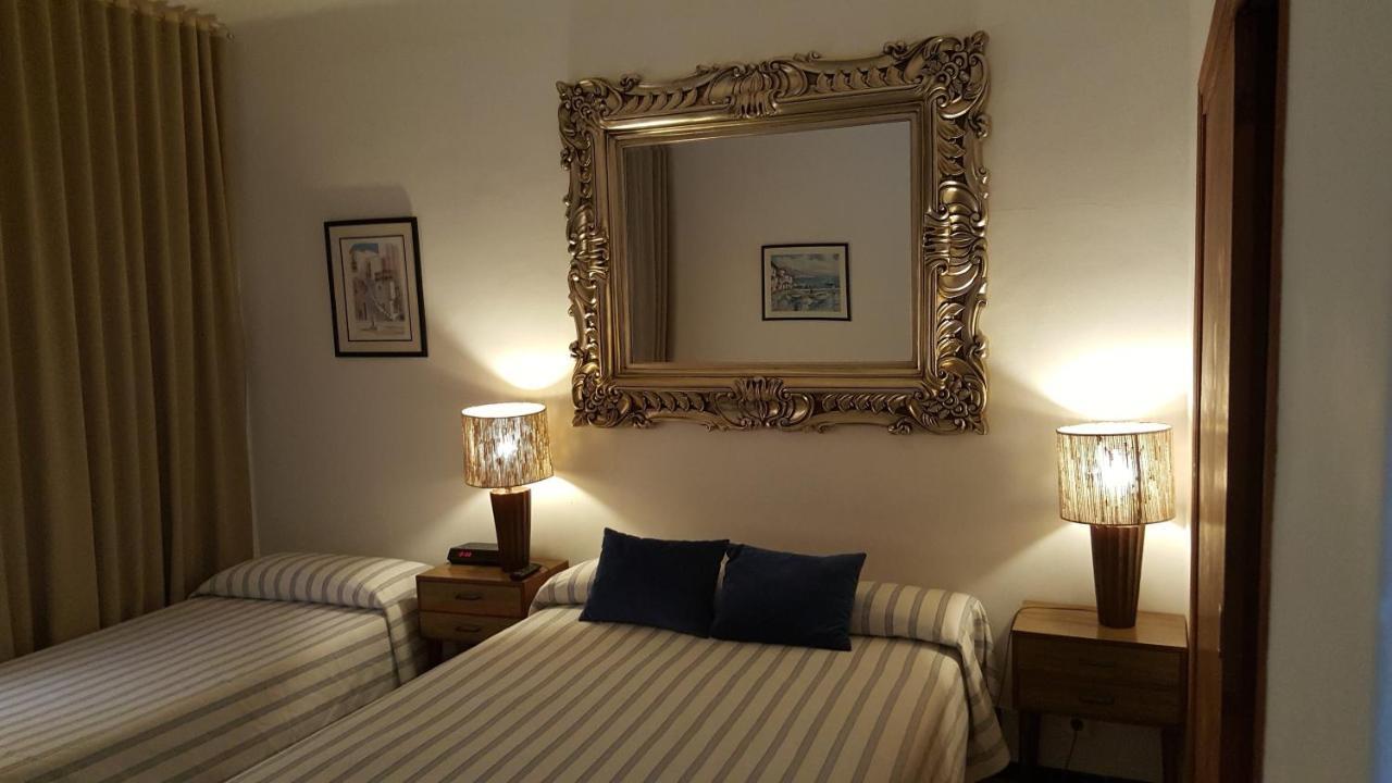 Hostal Residencia Catalina ปาลามอส ภายนอก รูปภาพ